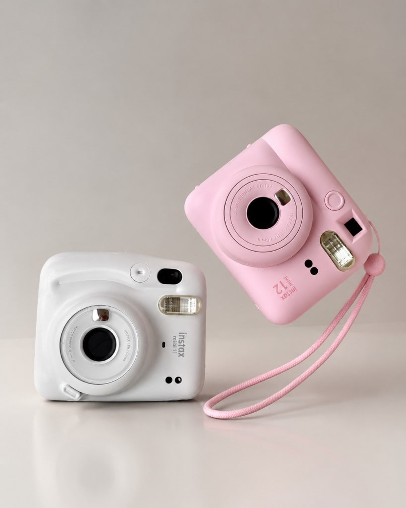 Instax Mini 11 biały i Mini 12 różowy — aparaty do zdjęć polaroid